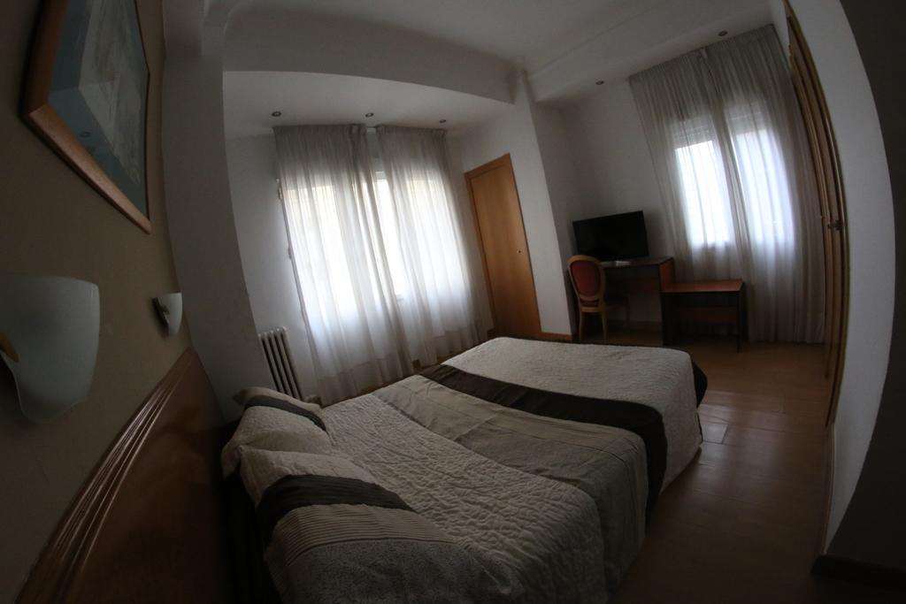 Hostal Cataluna Zaragoza Kültér fotó